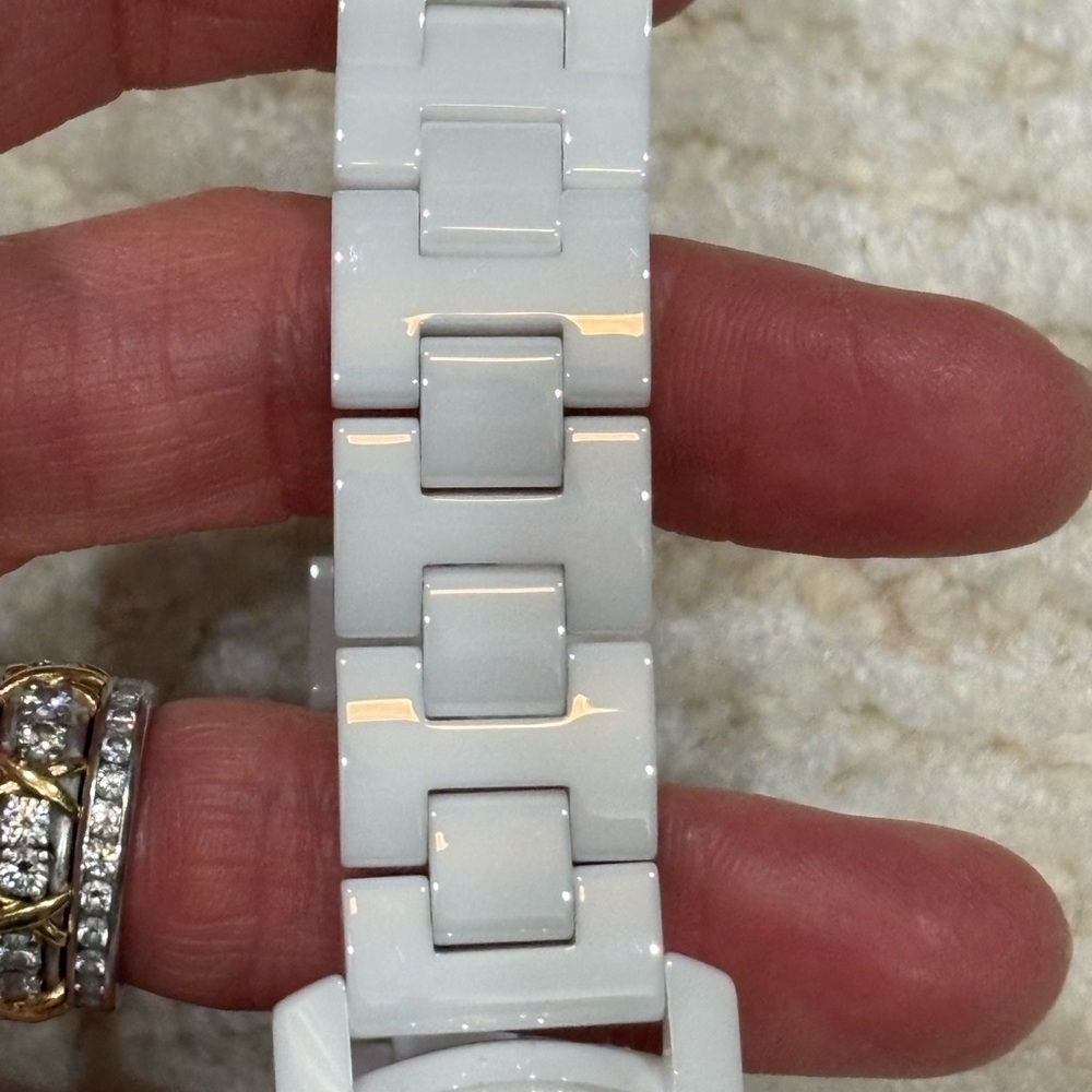 Like-new Movado Bold Evolution women’s ceramic watch. Worn twice looks new! - Picture 4 of 12